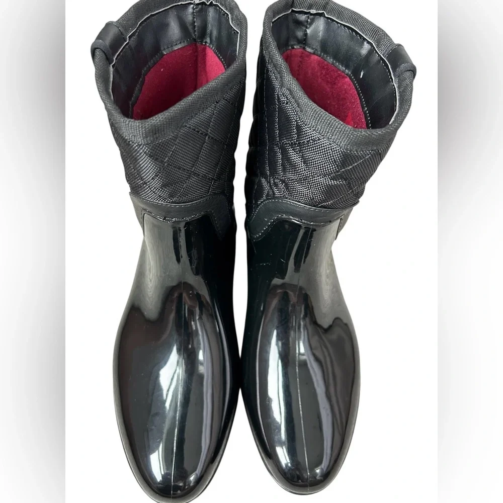 TOMMY HILFIGER Women’s Freza Rain Boots Black Quilted Gold Medallion WetLook‎ 7
